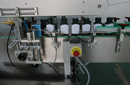 油瓶多側面貼標機