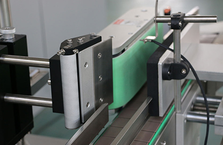 立式醬瓶貼標(biāo)機