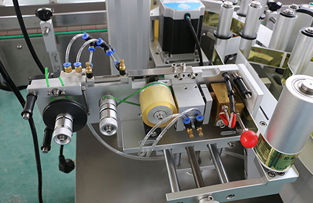 飲料定點定位貼標機